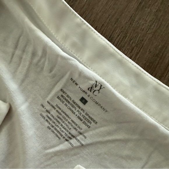 ❄️5 for $20❄️ New York & Company White V Neck Sleeveless Blouse - Picture 3 of 3